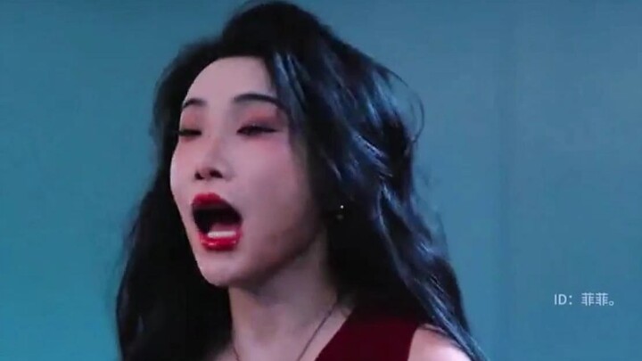 女学生故意扯破自己的黑丝然后拨乱头发，竟是为陷害自己的老师欺负自己~