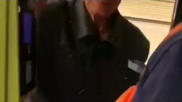 ผู้สูงอายุยืนต่อคิวแตะบัตรขึ้นรถเมล์ คนสุดท้ายแตะบัตรแล้วเสียงที่ดังขึ้นทำให้ทุกคนนับถือ “พี่ชายพลัง