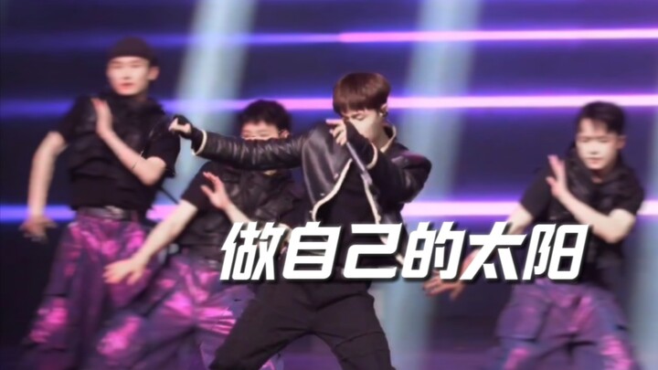 Screams that blew the roof off! Zhang Yixing's debut stage performance of "Be Your Own Sun"