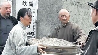 The man ate steamed buns for free for a year without paying.