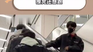 بعدما تغازلها، ما زلت تريد الهرب؟ الآن لقد تم القبض عليك أخيرًا!