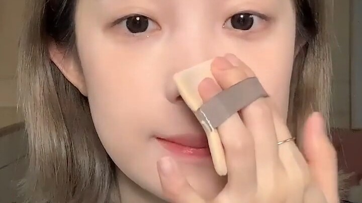 Aha! So this is how you really should wear makeup with glasses to look flawless without smudging you