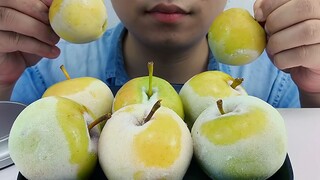 Makan 8 apel hijau beku, dengarkan ASMR kunyahannya!