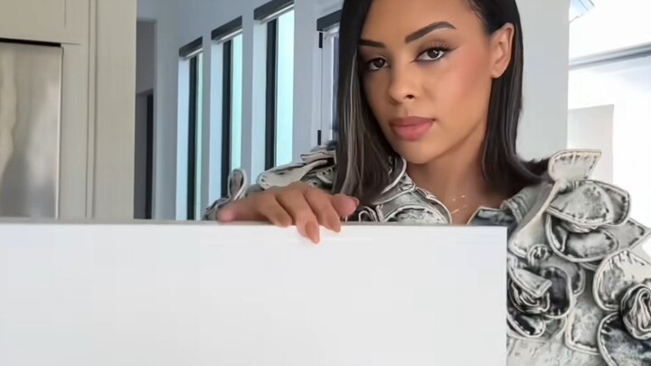 Chiếc túi cầm tay hình cần tây cực kỳ nổi bật, muốn sở hữu quá!