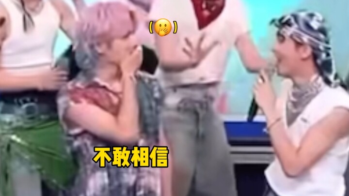 【NCT U】“Ưu và nhược điểm của Mark khi là maknae là gì?” “Nhược điểm là… các anh lớn tuổi rồi…”