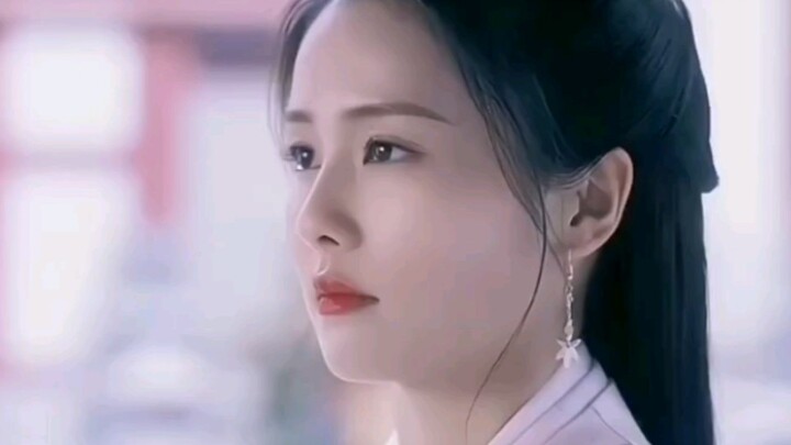 Now this is what a true lady from a distinguished family looks like! Even her earrings sway ever so 