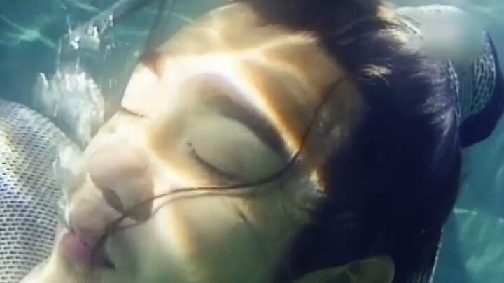 So funny! If he is not handsome and has no acting skills, how can he play the leading actor for twen