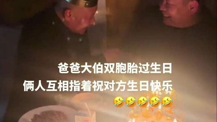 Lần đầu tiên gặp gỡ cặp song sinh trung niên trên mạng