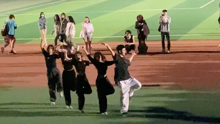 Kim Ji-soo's full song "Flower" dance #jisoo#flower#There is never a shortage of dancers on the play