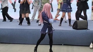 Only after Xiaoye and I finished dancing did we realize there were "our own people" right next to us