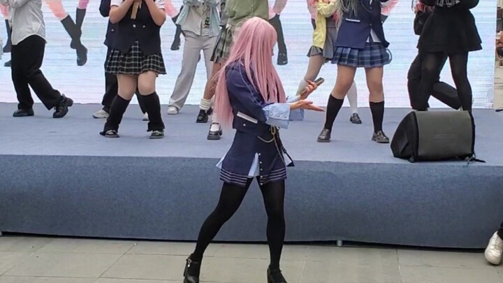 ฉันกับเสี่ยวเยว่เต้นเสร็จแล้วถึงเพิ่งรู้ว่าข้างๆ คือ "พวกเดียวกัน"! ฮ่าฮ่า~ ว่าแต่บนเวทีกับข้างล่างเ