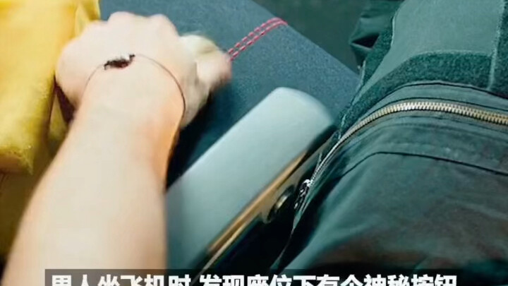 Seorang pria di pesawat menemukan sebuah tombol misterius; rasa penasaran membuatnya menekannya, dan