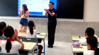 Saya sangat gembira melihat guru menari cuenca sebelum kelas dimulai.