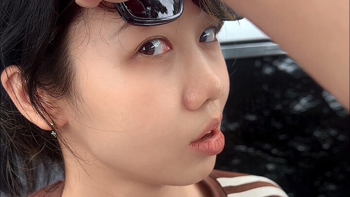 Các bạn nam khi đỗ xe bên đường nhất định phải chú ý an toàn.