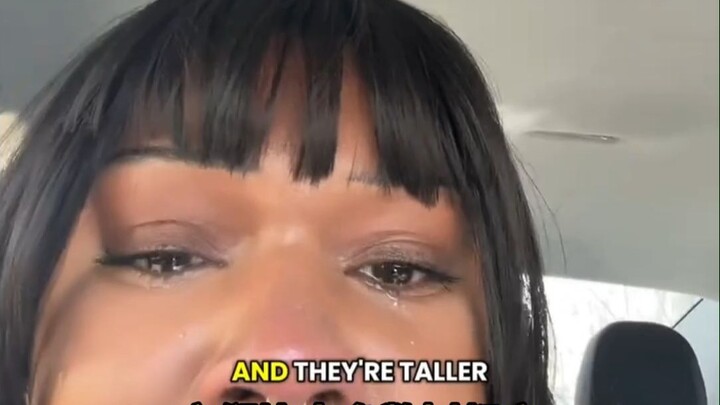 Netizens suddenly empathized with the giraffe: How is such a tall guy supposed to shelter from the r