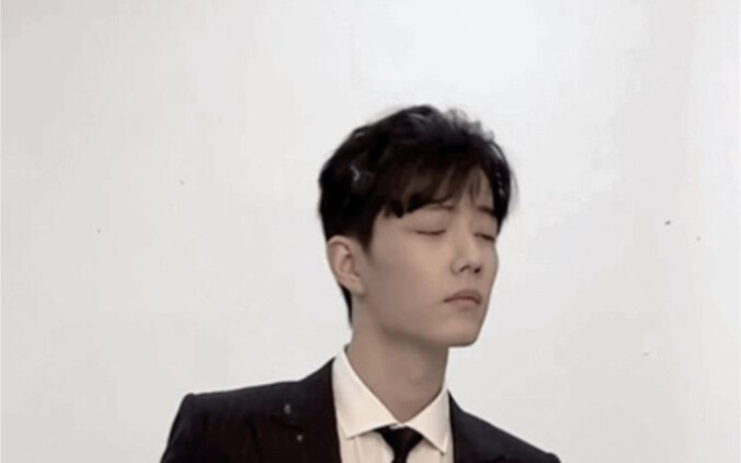 เสื้อสูทของเซียวจ้านติดเทรนด์ Weibo หลังจากนั้นทาง Weibo ก็เรียกไปคุย เทรนด์ดังกล่าวอยู่บนอันดับยาวน