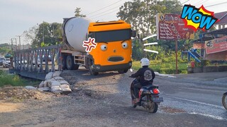 WOW ‼️ Kendaraan Truk Melewati Jembatan Besi Kecil Berubah Jadi TAYO dan Teman TAYO