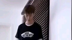 Fan Chengcheng menonton dirinya sendiri dan orang lain bermain skateboard, hahahahahahahahaha, pengg