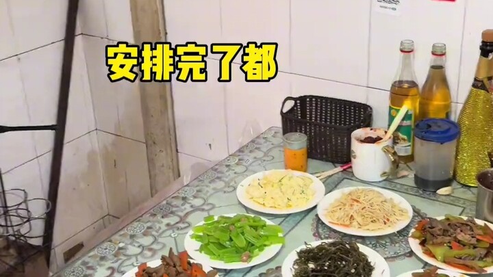 In Northeast China, 12 dishes for 100 yuan—do you think it’s worth it?