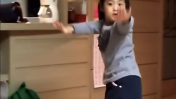 Trời ơi, lúc nhỏ Nhã Hiền đáng yêu quá đi mất!!!