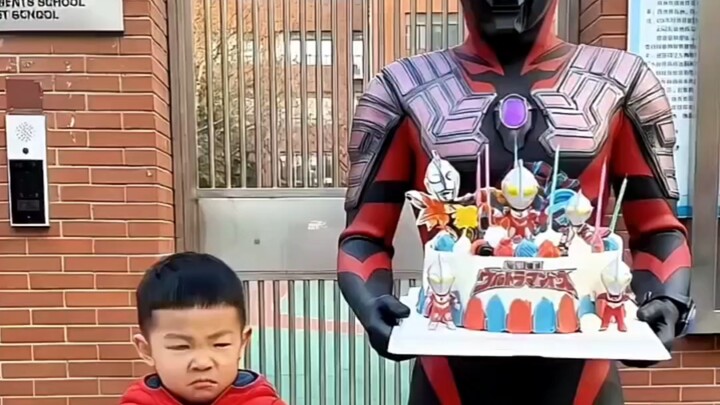 Ultraman đen đang tổ chức sinh nhật cho các bạn nhỏ ư?