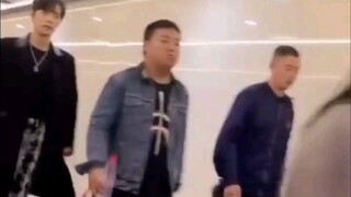 工作人员也不矮，他的腰带到人家心口窝