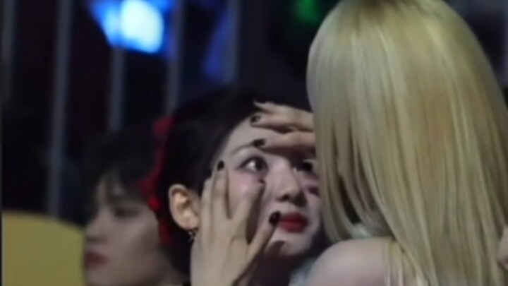 Peeling back the eyelids to check the status—so cute, waaah!