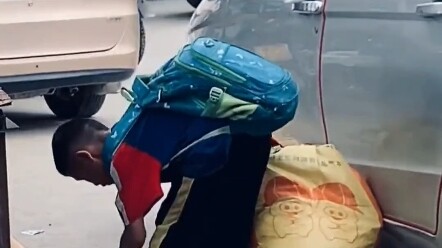 ربما الأطفال أيضًا لديهم همومهم؛ بينما الآخرون يأتون آباؤهم وأمهاتهم لاصطحابهم، هو وحده يتحمل كل شيء