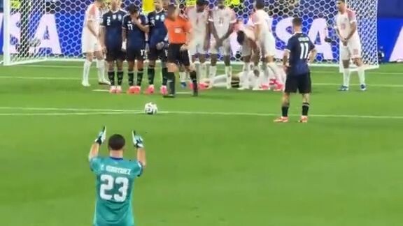 Goleiro da Jordânia tentou adiantar aonde a bola iria e levou esse golaço de fal