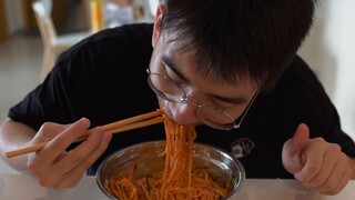 半夜肚子好饿，爬起来弄个凉面吃吃，一起发胖