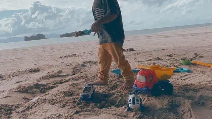 pantai yg indah d pulau langkawi ada service kereta sewa d sini what app la no saya ..0123731605