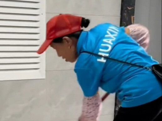 Nếu từng ở tầng dưới mới hiểu, nếu không làm vậy thì sẽ bị bắt nạt, nhất là phụ nữ còn bị tệ hơn.