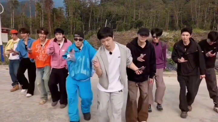 Kakak sulung lagi ngajakin para adik-adiknya joget bareng pake pisau! Semua anggota Sepuluh Qintian 