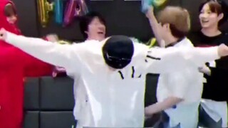 【TREASURE】تحدي تشوي هيون سوك العشوائي لرقص وغناء فرق الفتيات