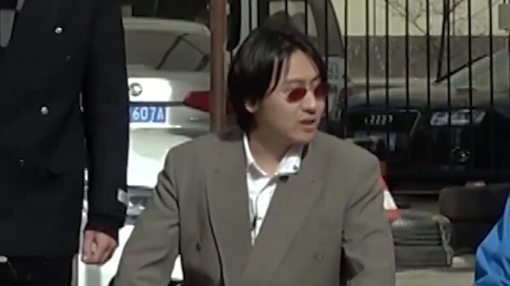 My brother and I wore elegant suits to make friends with the eldest brother, but the eldest brother 