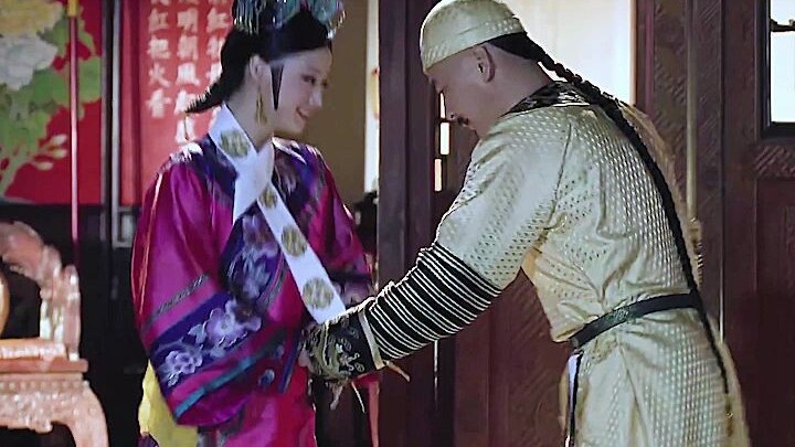 คืนที่พระสนมป๋ายเสียนสวรรคต ฝ่าบาททรงไล่ทุกคนออกไปจนทรงร่ำไห้สะอื้นไม่หยุด