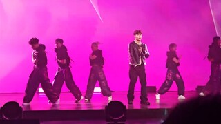 Hỗ trợ phong cách huấn luyện quân sự! Zhang Yixing Chạy trở lại với em sân khấu đầu tiên