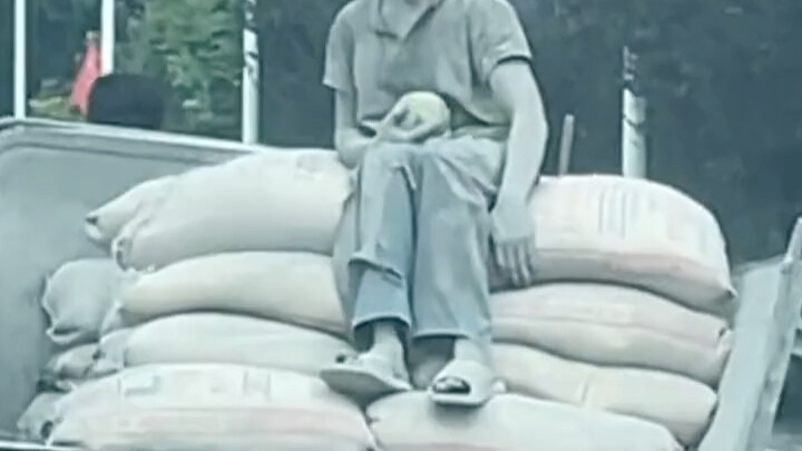 Fuyang, Anhui: A man riding a tricycle was mistaken for a statue. Life is tough!