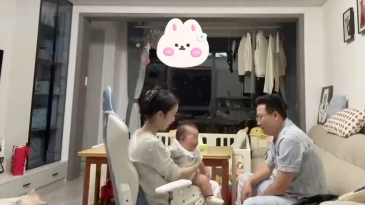 Bé cứ được bố bế lên là khóc, nhưng khi mẹ đón bé sang thì lại tỏ vẻ thách thức bố.