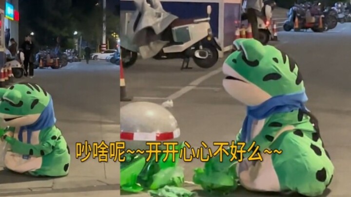 The internet celebrity "frog seller" sitting on the roadside, cheering and gossiping at the same tim