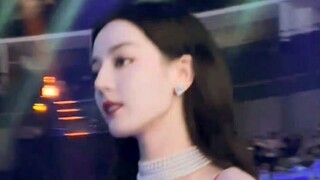 她没出来前，大家都在等她。她一出来，我看不到其他人。有她的舞台，其他的人真的不需要再比了，因为这真的是客观的美啊！【迪丽热巴】