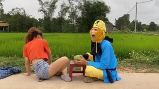 ลิงตัวนี้กำลังทำอะไรนั่งอยู่บนพื้นกับสาวสวย?