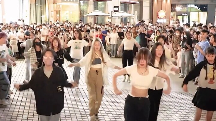 [Shocking! A fan in Yangzhou actually contracted to sing the songs at a random dance scene! ] There 