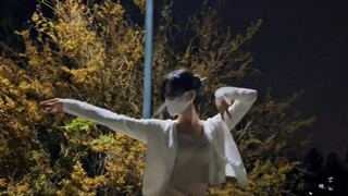 Khiêu vũ với bóng tối, cảm giác như đang ở thế giới loài người