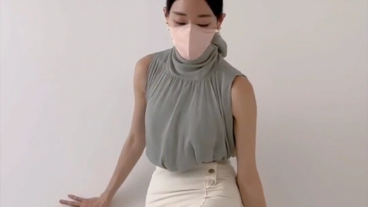 Halter strap top + sheath skirt with high heels: the ultimate combo!