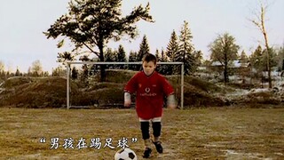 男孩一个人玩球太无聊，于是决定开个小号陪他一起玩。