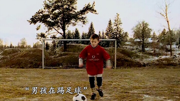 Cậu bé một mình chơi bóng quá nhàm chán, thế nên quyết định lập một tài khoản phụ để cùng chơi với m