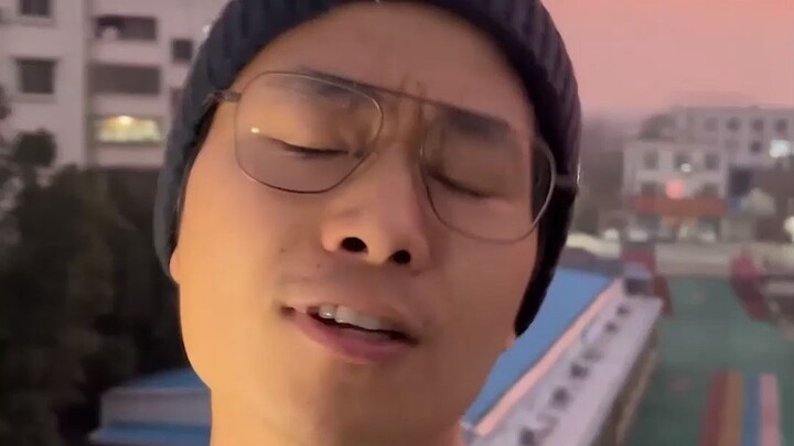 “في حلمي، أعتذر لك!” هكذا هم الآباء الصينيون: يبدو أنهم ينحنون، لكن الأذى في الواقع أعمق!