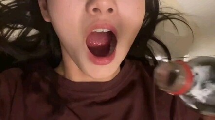 Nằm uống Coca pha Mentos