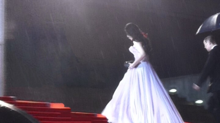 حتى الأمطار المتواصلة تميل إليها، فتزيدها جمالًا وتألقًا.